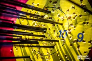 Foto tomada de World Archery: Muchas flechas clavadas en el 10 en una diana de recurvo