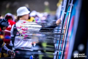 Flechas clavadas en la diana durante el Campeonato del Mundo de Gwangju 2025, representando el equilibrio entre rendir y disfrutar del tiro con arco en competición.