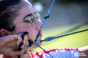 Andrea Muñoz, arquera de arco compuesto, concentrada en su rutina mental en el tiro de una flecha, representando la importancia de la atención en el tiro con arco.