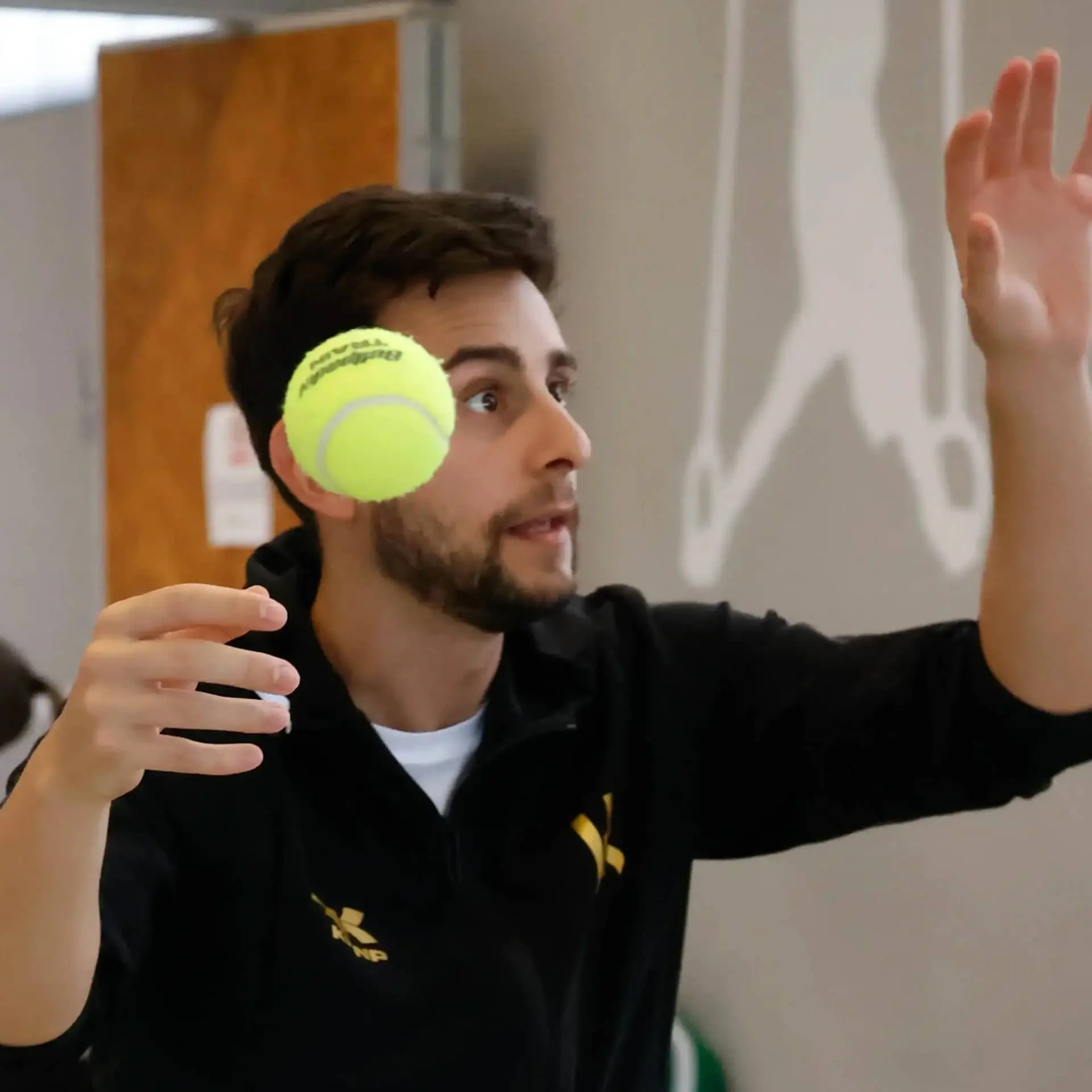 Antonio Carmona jugando con pelota de tenis, foto cuadrada