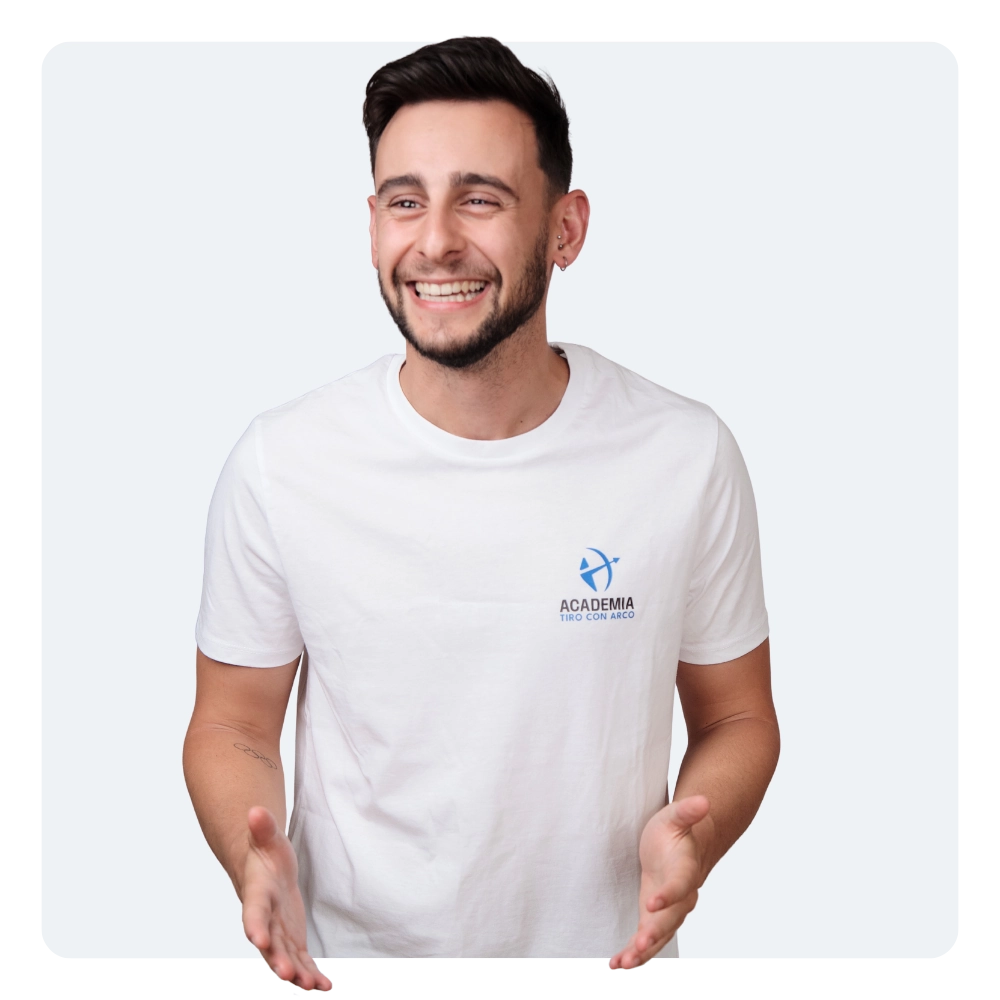 Antonio Carmona, instructor de la Academia Tiro con Arco, sonriendo con la camiseta blanca.