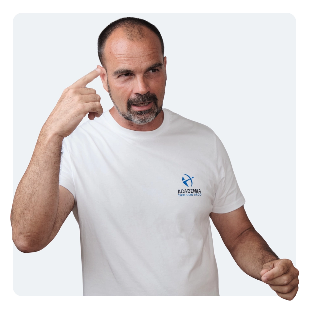 Carlos Morillo, instructor de la Academia Tiro con Arco, señalando su mente con la camiseta blanca
