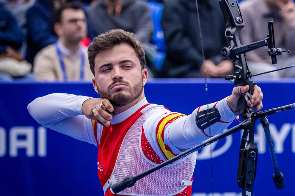El Arquero Andrés Temiño, Campeón del Mundo, concentrado después de soltar en tiro con arco.