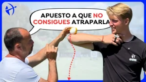Javier Mérida con pelota en el brazo haciendo una apuesta con Carlos Morillo de tiro con arco para cogerla justo al soltar el arco