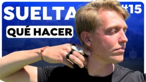 Javier Mérida soltando la flecha con la mano pegada al cuello representando la manera correcta de hacer la suelta en tiro con arco